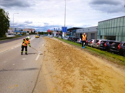 V Budějovicích aktuálně komplikuje dopravu vysypaná hlína a kamení
