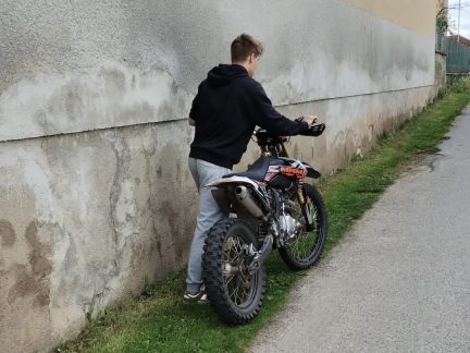 Motocyklista srazil cyklistu u Pechovy Lhoty. Pátrá po něm policie