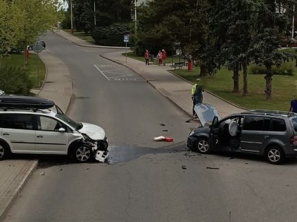 Nehoda dvou aut v Táboře si vyžádala zranění
