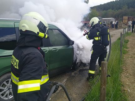V Kájově skončilo auto v plamenech