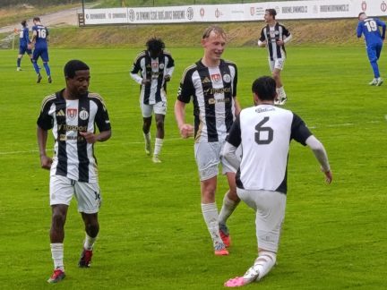 Fotbal: Béčko Dynama doma na jaře neví, co je to nudný zápas. Cábelíkům nadělilo půltucet