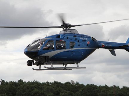 Policejní vrtulník nad Prachatickem: Policie pátrala po mladé ženě