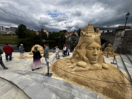 Otava plyne, Písek tvoří. Náplavku zdobí opět po roce sochy z písku