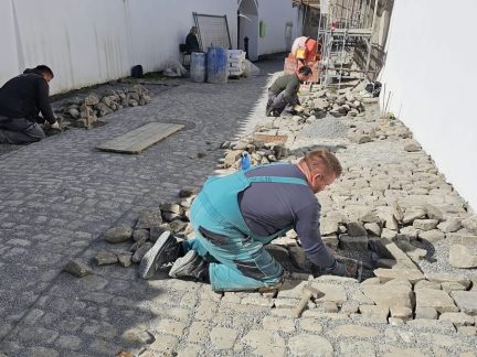 Historická dlažba v Krumlově byla poškozená. Dočkala se opravy