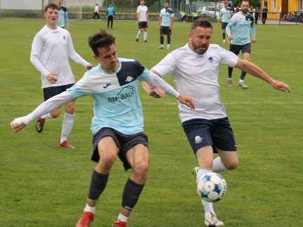 Fotbal: Fanoušci řeší sestupy i Novotného gól Ševětínu. Neplachov v derby srovnal krok