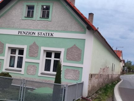 Pro opravu fasády penzionu si musí Hrejkovice pronajmout od ŘSD kus silnice. Cena zastupitele nepříjemně překvapila
