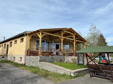 Ve Varvažově vybudovali u obchodu místo pro setkávání