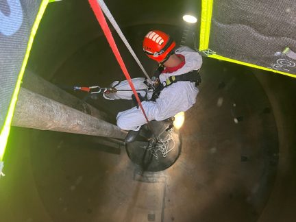 Vyhnívací nádrže v budějovické čistírně pomáhali kontrolovat hasiči