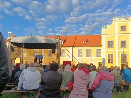Felix Slováček oslaví narozeniny na náměstí v Nových Hradech. Koncert Kdo má rád se koná pro prachatickou nemocnici