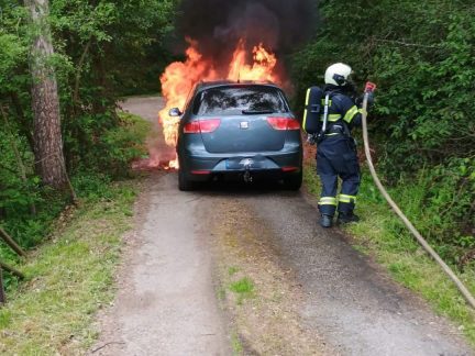 U Lhotic shořelo auto
