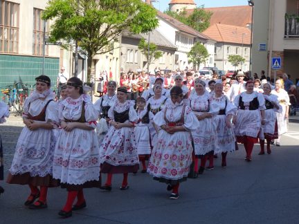 Soběslaví prošel krojovaný průvod. Baráčníci slavili výročí