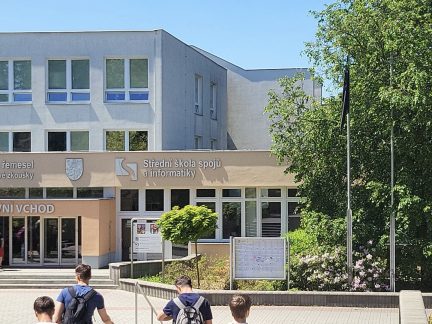 Maturant zkolaboval před školou v Táboře. Přes veškerou snahu o záchranu zemřel