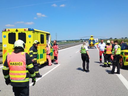 Dálnici D3 u Veselí nad Lužnicí uzavřela nehoda. Na místo letěl vrtulník