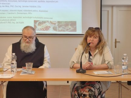 VIDEO: Odborníci debatovali o vlivu výživy na léčbu závažných chorob. Řeč přišla i na školní stravování