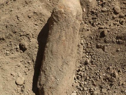 Bagrista našel při práci na táborském sídlišti cvičnou leteckou pumu