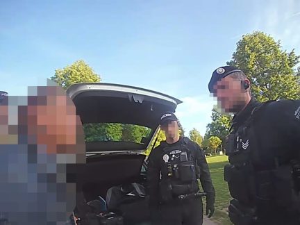 VIDEO: Opilý zloděj okradl dalšího opilce spícího na lavičce v Budějovicích