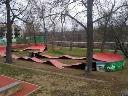 Z Jiráskova nábřeží v Písku zmizela pumptracková dráha. Byla rozbitá