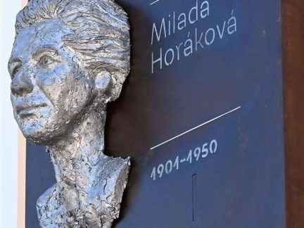 Milada Horáková má v Písku novou pamětní desku, zdobí ji citát i její busta