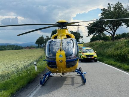 Tragická nehoda. U Křtenova nedaleko Temelína zemřel řidič auta po nárazu do stromu