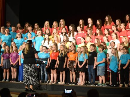 Milevské dětské sbory zazářily. Jarní koncert rozezpíval kulturní dům