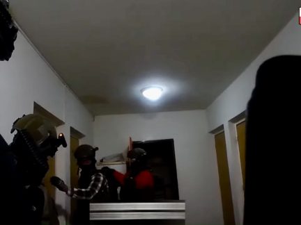 VIDEO: Kriminalisté se zásahovkou si došli pro dva dealery pervitinu z Krumlovska
