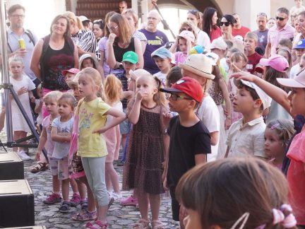 Hrad ve Strakonicích ožil loutkovou muzejní nocí. Zaplněné nádvoří tančilo