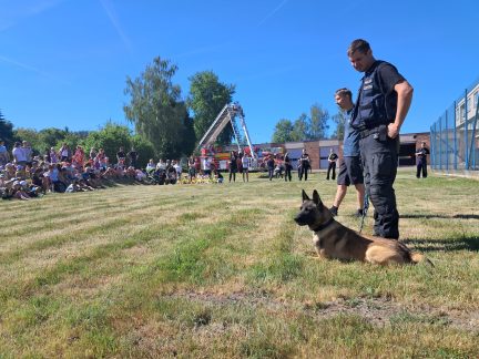 Nová posila strakonických policistů: Služební pes Ax se poprvé představil veřejnosti
