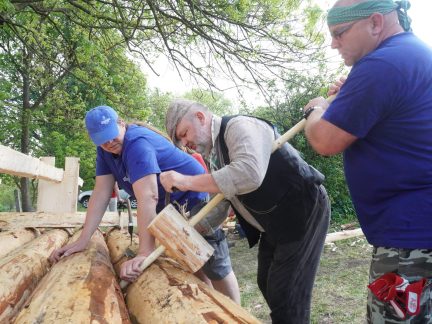 Střelské Hoštice připomínají historii voroplavby. Muzeum zahájilo jubilejní sezonu, v kempu se stavěl vor