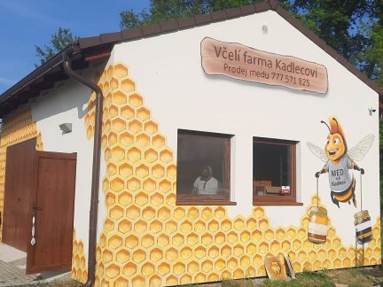 Zloděj si šel několikrát pro části včelínů. Zachytila ho kamera