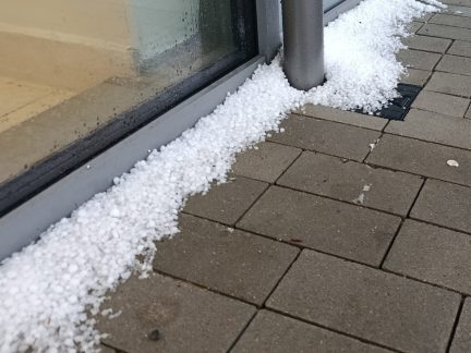Přívalový déšť a kroupy zaměstnaly hasiče ve Vimperku. Voda zatéká do obchodů, silnice blokují stromy