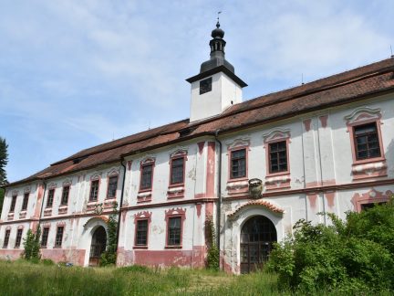 Nadějkovský zámek hostil židovské děti, Hitlerjugend a za komunismu vzkvétal. Dnes chátrá