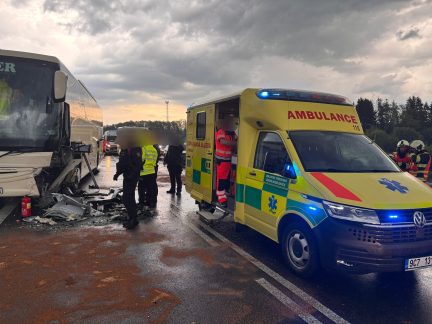 AKTUALIZOVÁNO: Vážná nehoda u Boršova nad Vltavou, zranění jsou v autobusu i v osobním autě
