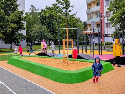 Na budějovickém sídlišti Vltava se otevřelo nové hřiště Kolpík