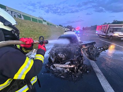 Na dálnici D3 u Sezimova Ústí shořel Mercedes
