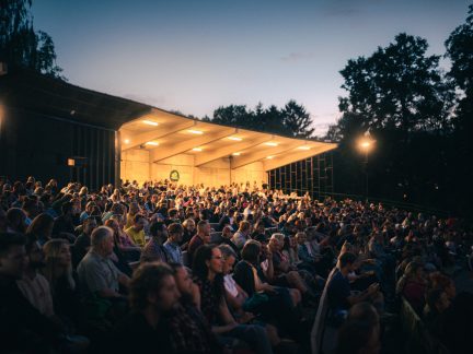 Budějovické letní kino Háječek startuje sezonu. Zve na filmy, koncerty nebo jógu