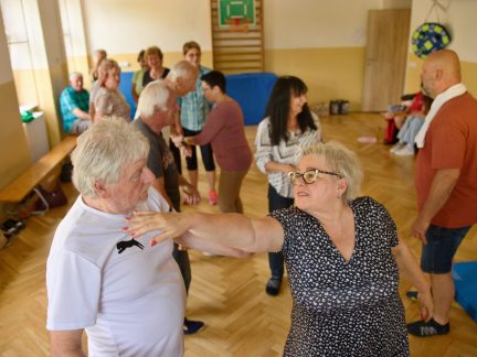 Senioři ve Vimperku trénují sebeobranu. Učí se bránit šmejdům i zvládat krizové situace