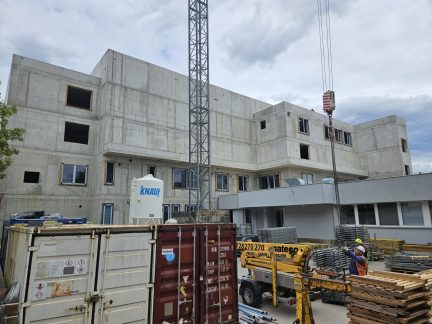 U Šobrovy školy v Písku roste nový pavilon za 300 milionů