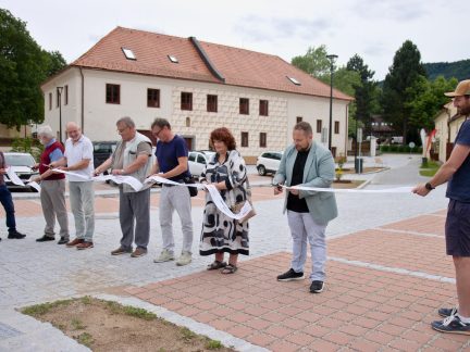 U bazénu v Prachaticích otevřeli nové parkoviště. Přibylo 23 míst pro návštěvníky