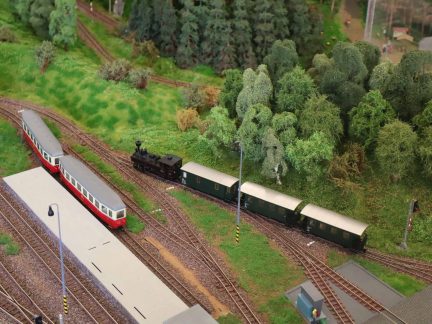 Jindřichův Hradec otevřel nové modelové kolejiště. Vláčky se prohánějí po trase úzkokolejky