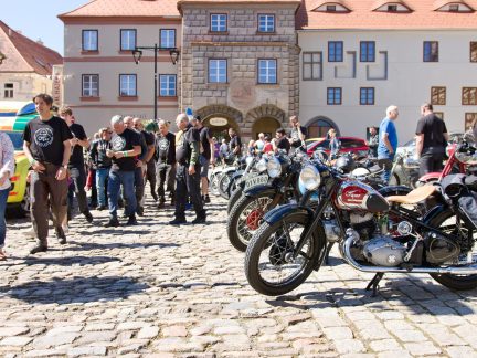 Na Prachaticko přijely národní poklady na dvou kolech. Sraz Ogarů lákal