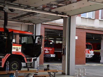 VIDEO: Zájemci z řad veřejnosti si v Táboře mohli vyzkoušet, co obnáší práce hasiče