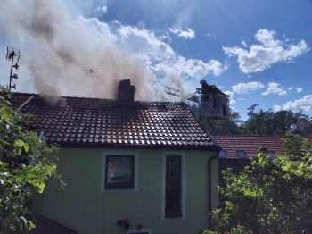 V Táboře hořel rodinný dům. Hasiči museli evakuovat sousedy