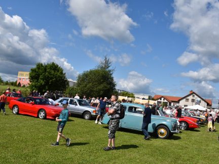 VIDEO. Do Slap u Tábora se sjely historické motorky a auta. Překvapením byla exhibice repliky letounu Avia C4