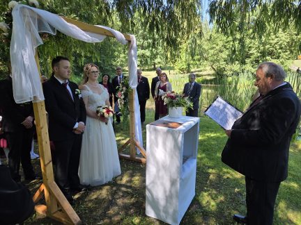 Zámecký park v Temelíně hostil 149. svatbu. Novomanžele přilákalo magické datum i romantické prostředí