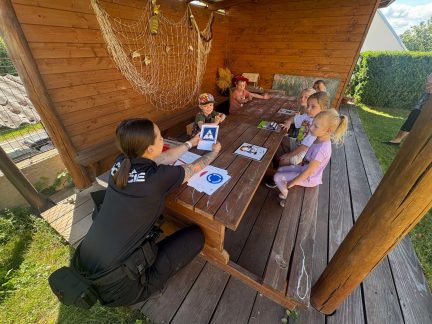 Zahrada školky v Radomyšli se proměnila v policejní základnu