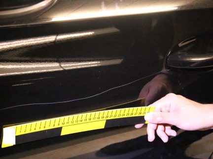 Vandal se vyřádil na autech v Krumlově. Škoda je nejméně půl milionu