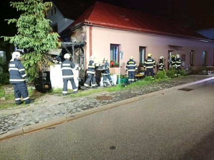Noční požár pergoly se ve Strmilově šířil i na rodinný dům. Obyvatelům poskytla přístřeší obec na úřadu