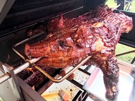 Bůčkoví gentlemani ovládli v Trhových Svinech bitvu o nejlepší pečené sele. Do ochutnávky se zapojilo 900 lidí
