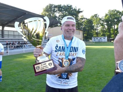 VIDEO: Pohádková rozlučka. Šedesátiletý Bohumil Mára chytil penaltu!