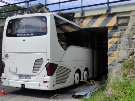 U Dolního Dvořiště uvázl autobus pod viaduktem. Silnice je uzavřena, přerušen je i provoz na železnici
